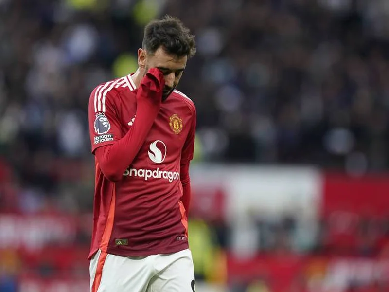 记者：18岁前锋莱西未入选曼联本场名单，阿莫林决定征召舍什科